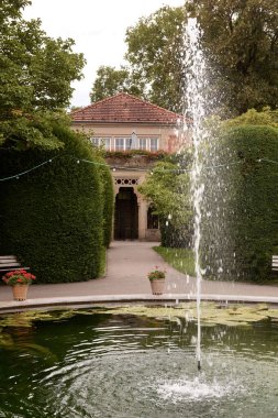 Serene Urban Oasis: Lush Parkland 'ın ortasındaki Görkemli Çeşme. Muhteşem Fountain Gracing City Parkı. Sakin Oasis: Bustling Şehir Parkı 'nın Ortasındaki Majestic Fountain. Zarif Çeşme Metropolitan Parkı Geliştiriyor