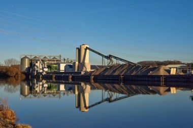 Riverside İmalat Merkezi. Çevre dostu teknoloji ve yapım. Nehir kenarındaki Riverside İmalat Merkezi 'ndeki teknoloji ve üretim sinerjisini araştırın. Dengeye tanık olun