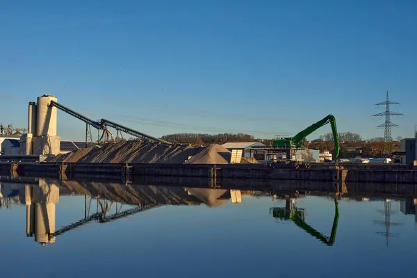 Mengalami Menawan Campuran Teknologi Dan Produksi Pabrik Tepi Sungai Selama Stok Foto Bebas Royalti