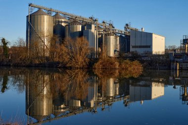 Riverside İmalat Merkezi. Çevre dostu teknoloji ve yapım. Nehir kenarındaki Riverside İmalat Merkezi 'ndeki teknoloji ve üretim sinerjisini araştırın. Dengeye tanık olun