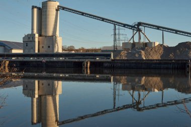 Riverside İmalat Merkezi. Çevre dostu teknoloji ve yapım. Nehir kenarındaki Riverside İmalat Merkezi 'ndeki teknoloji ve üretim sinerjisini araştırın. Dengeye tanık olun