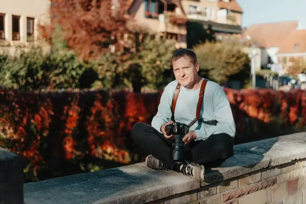 Man Sitting Stairs Old European City Holding Camera Inglês Contemporâneo Fotografias De Stock Royalty-Free