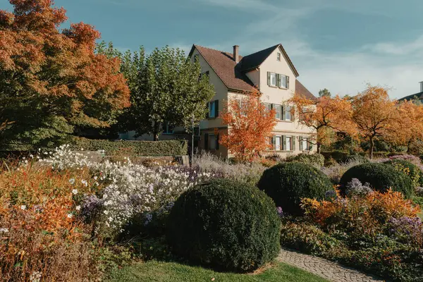 Σπίτι Ωραίο Κήπο Φθινόπωρο Λουλούδια Στο Πάρκο Μπίτιγκχεμ Μπίσινγκεν Γερμανία Εικόνα Αρχείου