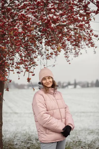 Winter Elegance Porträt Eines Schönen Mädchens Einem Verschneiten Europäischen Dorf Stockbild