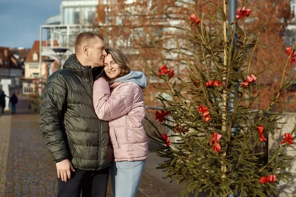 Romantic Christmas Stroll Ζευγάρι Αγκαλιάζει Στο Γοητευτικό Δρόμους Του Bietigheim Royalty Free Εικόνες Αρχείου