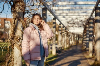 Bitigheim-Bissingen 'de Kış Eğlencesi: Pembe Ceketli Güzel Kız Yarı Kereste Büyüsü Altında. Pembe kışlık ceketli güzel bir kızın büyüleyici görüntüsüyle şenlikli kış ruhuna adım atın.