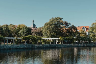 Almanya 'daki eski bir Avrupa şehrinde Bietigheim-Bissingen' de. Bietigheim-Bissingen Şehir Parkı, Baden-Wuerttemberg, Almanya, Avrupa. Autumn Park ve ev