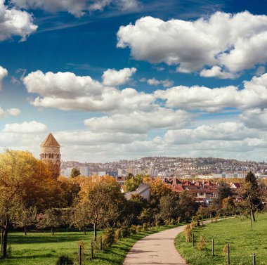 Almanya, Stuttgart panorama manzarası. Sonbaharda güzel evler, gökyüzü ve doğa manzarası. Stuttgart 'taki üzüm bağları - Almanya' nın güneyinde Neckar Vadisi manzaralı renkli şarap yetiştirme bölgesi