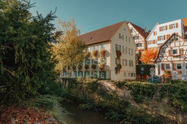 Eski ulusal Alman kasaba evi. Old Town renkli ve iyi korunmuş binalarla dolu. Baden-Wurttemberg, Almanya 'nın güneybatısında bulunan bir eyalettir. Kara Orman, bilinen adıyla