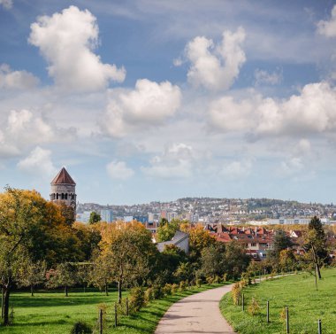 Almanya, Stuttgart panorama manzarası. Sonbaharda güzel evler, gökyüzü ve doğa manzarası. Stuttgart 'taki üzüm bağları - Almanya' nın güneyinde Neckar Vadisi manzaralı renkli şarap yetiştirme bölgesi