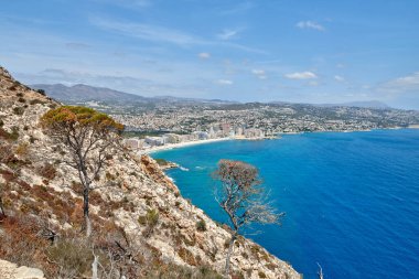 Gün batımında Coastal City Skyline, Vibrant Sea ve Dramatik Sky 'ın nefes kesici Panoramik Dağ Manzarası