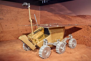 Modern Bilim Müzesi İçlerinde Kesici Lunar Gezgin Sergisi Uzay Keşif Teknolojisi sergisi. Etkileşimli Mars Gezgini Görünümü Ziyaretçileri Son Teknolojik Doğal Tarih İçinde Büyüledi