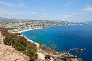 Resimli Akdeniz Cenneti: Calpes Sahili Gösteriş Sahili, Deniz ve Kule Kaya oluşumunun Hava Perspektifi