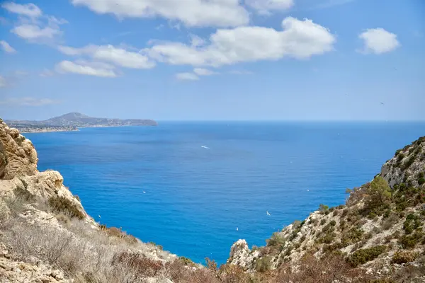 Resimli Akdeniz Cenneti: Calpes Sahili Gösteriş Sahili, Deniz ve Kule Kaya oluşumunun Hava Perspektifi