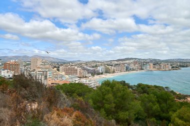 Nefes kesici Havadan Bakış Calpe İspanya Akdeniz Sahil Hattı Penon de Ifach Kaya Yeşillik Bitkisi Güneşli Gün Turizm Cenneti