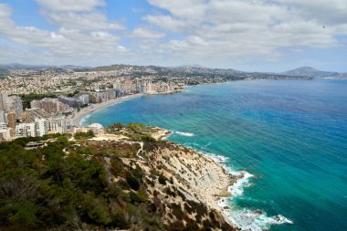 Nefes kesici Havadan Bakış Calpe İspanya Akdeniz Sahil Hattı Penon de Ifach Kaya Yeşillik Bitkisi Güneşli Gün Turizm Cenneti