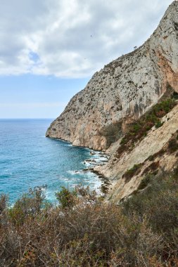Çarpıcı Akdeniz Manzarası Dramatik Uçurumsal Uçurum Yeşillik Sebze Kristal Açık Deniz Sörf El değmemiş Gökyüzü Yaz Kaçamağı