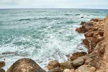 Idyllic Akdeniz Sahil Kıyısı Engebeli Turkuvaz Suyu İspanya 'ya Sıcak Yaz Öğleden Sonra Seyahat Yeri