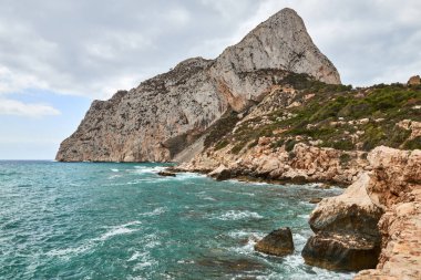 Sakin dalgalar ve Calpe İspanya 'da çekilen canlı yaz gökyüzü seyahat fotoğrafçılığı için idealdir.