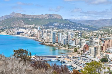 Calpe İspanya 'sının nefes kesici Panoramik Manzarası Gökyüzü Akdeniz Yatağı Iconic Penon de Ifach Rock Costa Blanca Cenneti.