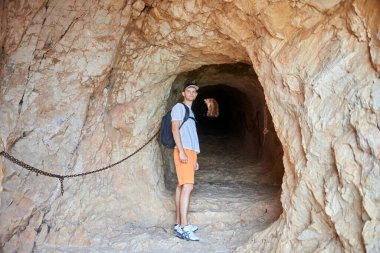 Cesur Erkek Yürüyüşçü, Tarih Öncesi Yeraltı Dünyası 'nın Gizemlerini Açığa Çıkaran Korkunç Doğal Kaya oluşumuyla Karşılaşıyor