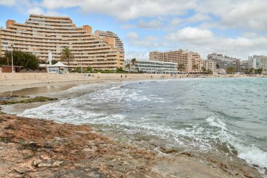 Resimli Calpe Skyline Altın Kum Sahil Kristal Açık Deniz İkonik Kaya oluşumu Güneşli Gün Costa Blanca İspanya