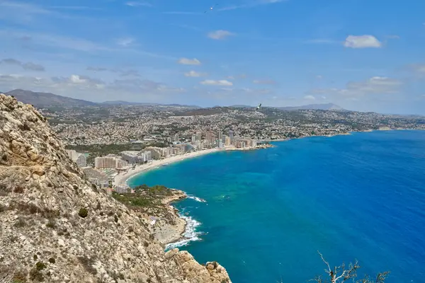Resimli Akdeniz Cenneti: Calpes Sahili Gösteriş Sahili, Deniz ve Kule Kaya oluşumunun Hava Perspektifi
