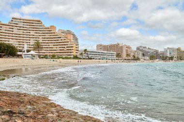 İspanya 'nın Calpe şehrinde nefes kesici bir yaz günü. Açık mavi deniz kayalık plajı ve manzaralı oteller Avrupa' dan kaçmak için mükemmel.