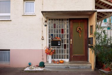 Cadılar Bayramı Balkabaklarıyla süslenmiş Güzel Cam Kapı Gösterimi: 