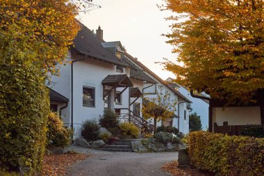 Burası son derece huzurlu ve huzurlu bir ortamda manzaralı bir günbatımı manzarası olan pitoresk bir kır evi.