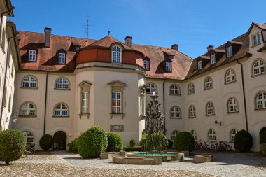 Ortaçağ Avrupa Mimarisi: Lindau, Almanya 'da Merkez Avlu Çeşmeli Maxhof Evi. Resimli Yaz Sahnesi Tarihi Bavyera Binası ve Geleneksel Alman El Sanatları