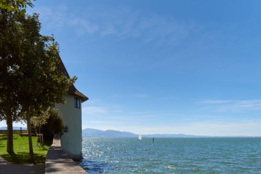 Lindau 'da Bodensee Sahili' ndeki Ortaçağ Kale Kulesi. Yat ve Alp Platosu ile birlikte. Resimli Avrupa Yaz Tatili Sahnesi Tarihi Mimarlık ve Doğal Güzellik Gösterisi. Büyüleyici.