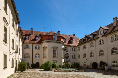 Ortaçağ Avrupa Mimarisi: Lindau, Almanya 'da Merkez Avlu Çeşmeli Maxhof Evi. Resimli Yaz Sahnesi Tarihi Bavyera Binası ve Geleneksel Alman El Sanatları