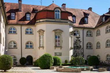 Ortaçağ Avrupa Mimarisi: Lindau, Almanya 'da Merkez Avlu Çeşmeli Maxhof Evi. Resimli Yaz Sahnesi Tarihi Bavyera Binası ve Geleneksel Alman El Sanatları