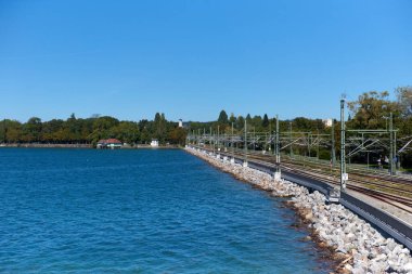 Bu büyüleyici hava fotoğrafı, Almanya 'nın Lindau kentinin nefes kesici manzarasına sorunsuz entegre olmuş Avrupa demiryolu altyapısının özünü yakalar. Görüntü sarmal bir tren gösteriyor.