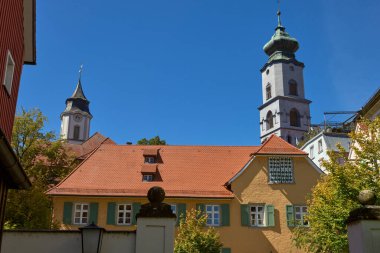 This captivating image showcases the architectural splendor of medieval Europe, featuring a panoramic view of Lindau, Germany. The foreground is dominated by a majestic town hall, its Gothic and clipart