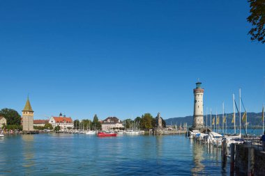 03.09.2023: Coşkulu Turist Tekneleri ve Yatları, Constance Gölü 'ndeki Lindau Limanı' nı İsviçre Alpleri Arkaplanı ile doldurdu. Yaz Tatili Sahnesi Almanya 'nın Bavyera şehrinde Avrupa Seyahat Merkezini Yakalıyor. Çok canlı.