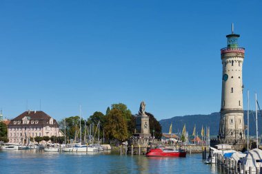 03.09.2023: Coşkulu Turist Tekneleri ve Yatları, Constance Gölü 'ndeki Lindau Limanı' nı İsviçre Alpleri Arkaplanı ile doldurdu. Yaz Tatili Sahnesi Almanya 'nın Bavyera şehrinde Avrupa Seyahat Merkezini Yakalıyor. Çok canlı.