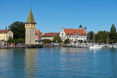 03.09.2023: Coşkulu Turist Tekneleri ve Yatları, Constance Gölü 'ndeki Lindau Limanı' nı İsviçre Alpleri Arkaplanı ile doldurdu. Yaz Tatili Sahnesi Almanya 'nın Bavyera şehrinde Avrupa Seyahat Merkezini Yakalıyor. Çok canlı.