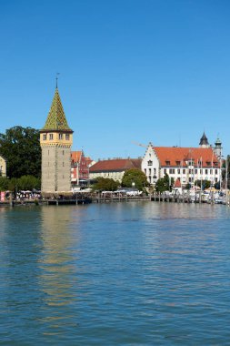 03.09.2023: Coşkulu Turist Tekneleri ve Yatları, Constance Gölü 'ndeki Lindau Limanı' nı İsviçre Alpleri Arkaplanı ile doldurdu. Yaz Tatili Sahnesi Almanya 'nın Bavyera şehrinde Avrupa Seyahat Merkezini Yakalıyor. Çok canlı.