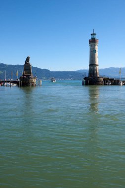 03.09.2023: Coşkulu Turist Tekneleri ve Yatları, Constance Gölü 'ndeki Lindau Limanı' nı İsviçre Alpleri Arkaplanı ile doldurdu. Yaz Tatili Sahnesi Almanya 'nın Bavyera şehrinde Avrupa Seyahat Merkezini Yakalıyor. Çok canlı.