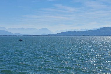 Bodensee 'nin nefes kesici Panorama' sı. Beyaz yelkenliler ve Lindau, Almanya 'dan İsviçre Alpleri. Idyllic Yaz Sahnesi Avrupa Tatil Cenneti Şovu Yelkencilik, Doğa ve Dağ Vistalarını Yakalıyor