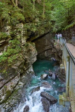 Dağ yamacı boyunca uzanan Manzaralı Yürüyüş Yolu ile Alp Vadisi Bozulmamış Dere ve Lush Vadisi. Serene Wilderness Manzarası Çevre dostu Çevre ve Çevre Uyumunu Yakalıyor