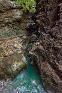 Dağ yamacı boyunca uzanan Manzaralı Yürüyüş Yolu ile Alp Vadisi Bozulmamış Dere ve Lush Vadisi. Serene Wilderness Manzarası Çevre dostu Çevre ve Çevre Uyumunu Yakalıyor