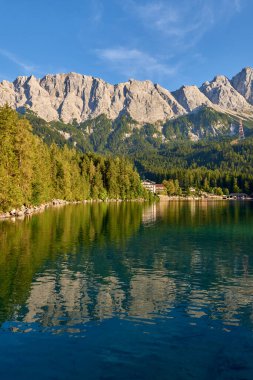Bu nefes kesici görüntü, Eibsee 'nin dingin güzelliğini gözler önüne seriyor. Zugspitze' nin eteklerinde, Almanların en yüksek tepesinde kurulmuş bir alp gölü. Gölün berrak suları mükemmel bir şekilde yansıyor.