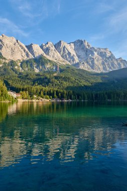 Bu nefes kesici görüntü, Eibsee 'nin dingin güzelliğini gözler önüne seriyor. Zugspitze' nin eteklerinde, Almanların en yüksek tepesinde kurulmuş bir alp gölü. Gölün berrak suları mükemmel bir şekilde yansıyor.