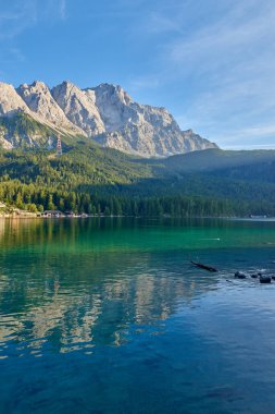 Bu nefes kesici görüntü, Eibsee 'nin dingin güzelliğini gözler önüne seriyor. Zugspitze' nin eteklerinde, Almanların en yüksek tepesinde kurulmuş bir alp gölü. Gölün berrak suları mükemmel bir şekilde yansıyor.