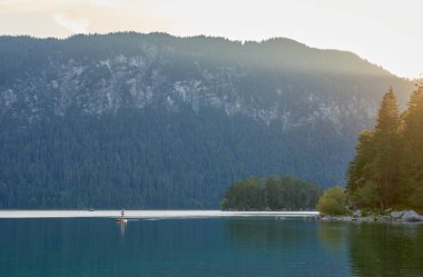 Bu nefes kesici görüntü, Eibsee 'nin dingin güzelliğini gözler önüne seriyor. Zugspitze' nin eteklerinde, Almanların en yüksek tepesinde kurulmuş bir alp gölü. Gölün berrak suları mükemmel bir şekilde yansıyor.