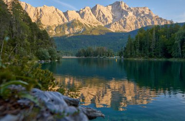 Bu nefes kesici görüntü, Eibsee 'nin dingin güzelliğini gözler önüne seriyor. Zugspitze' nin eteklerinde, Almanların en yüksek tepesinde kurulmuş bir alp gölü. Gölün berrak suları mükemmel bir şekilde yansıyor.