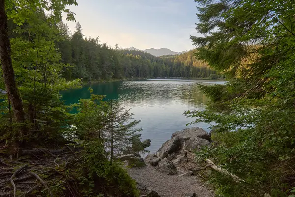 Bu nefes kesici görüntü, Eibsee 'nin dingin güzelliğini gözler önüne seriyor. Zugspitze' nin eteklerinde, Almanların en yüksek tepesinde kurulmuş bir alp gölü. Gölün berrak suları mükemmel bir şekilde yansıyor.